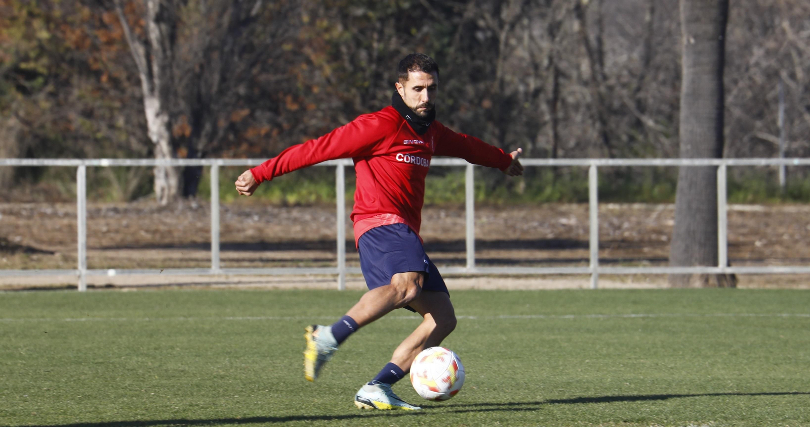 Canario golpea el balón durante un entrenamiento del Córdoba CF.