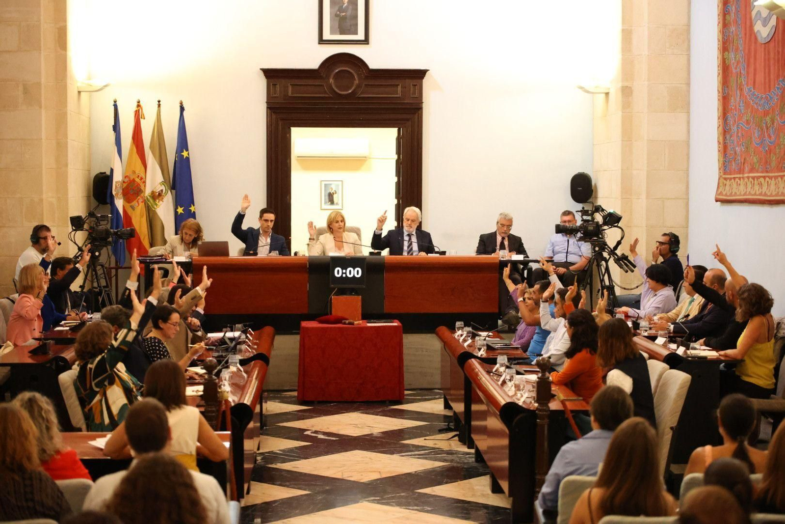 Un momento de la votación celebrada este lunes en el Ayuntamiento de Jerez.