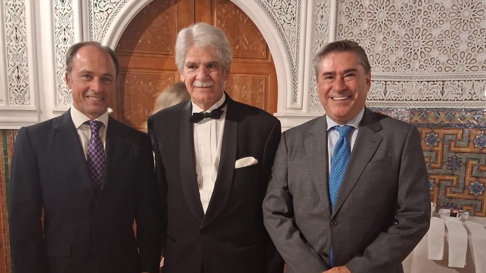 El ex cónsul de Checoslovaquia Rufino Romero, el embajador Alfonso Dastis y el cónsul de Rumanía Fernando Estrella.