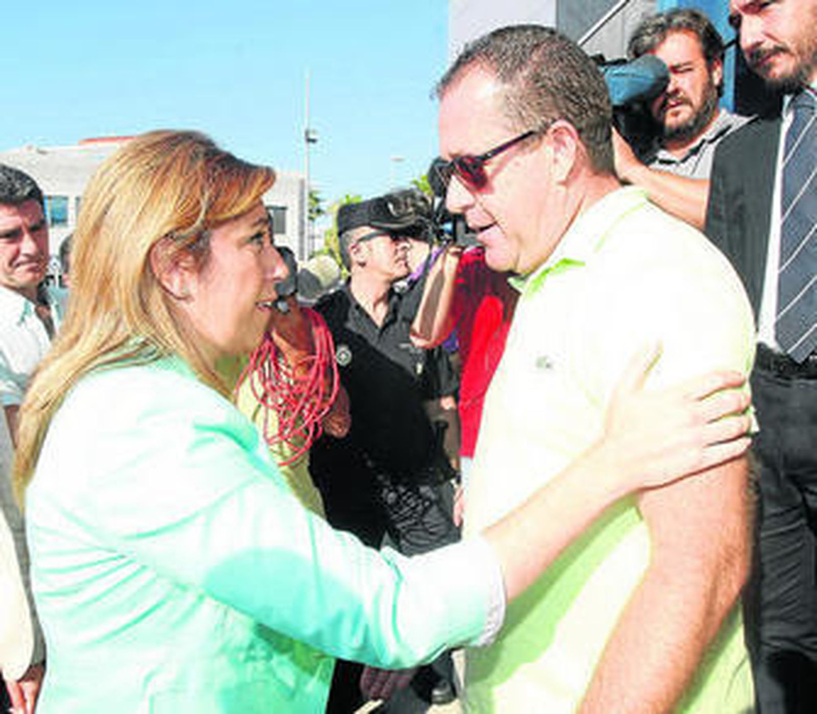 Imagen de julio de 2013, cuando Susana Díaz, aún consejera de Presidencia, saludó al portavoz de UGT, Antonio Montoro.