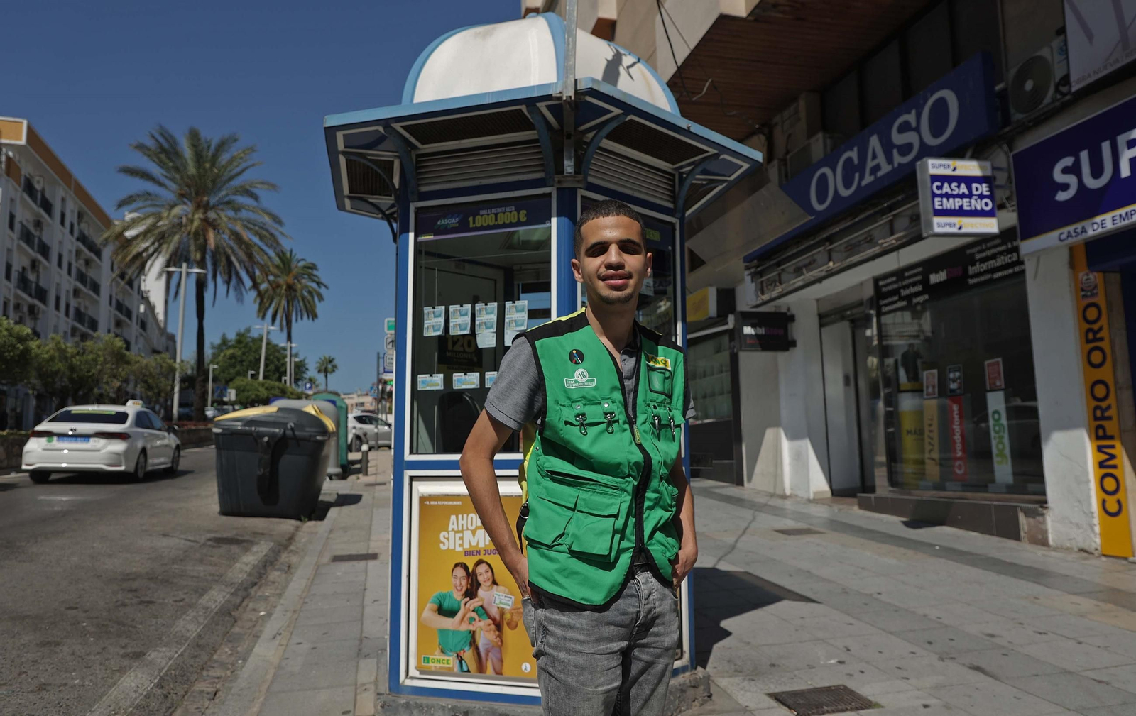 El joven invidente de origen marroquí, durante la entrevista concedida a 'Europa Sur' en su puesto de la ONCE en Algeciras.
