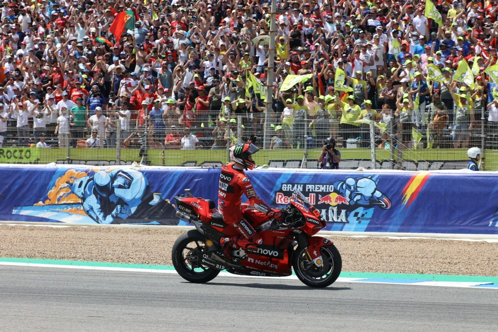 Pecco Bagnaia saluda a los aficionados tras ganar el GP de España de MotoGP.
