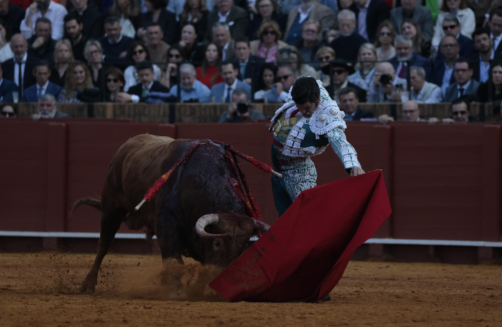 Las imágenes de los toros en Sevilla con Morante de la Puebla, José María Manzanares y Talavante
