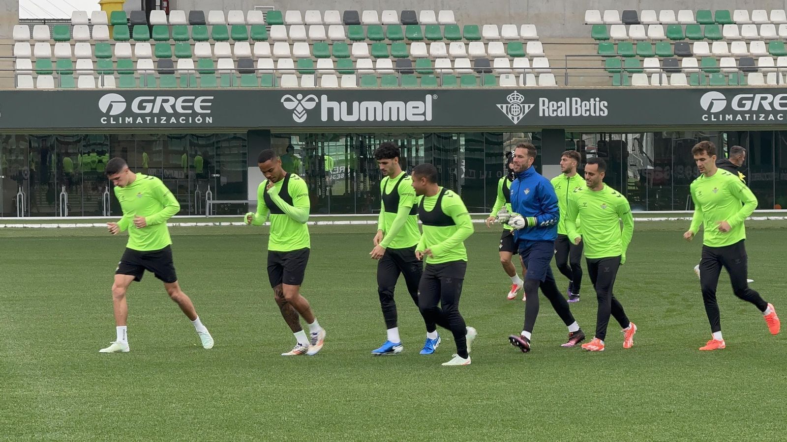 Los jugadores del Betis entrenan en la mañana de este viernes