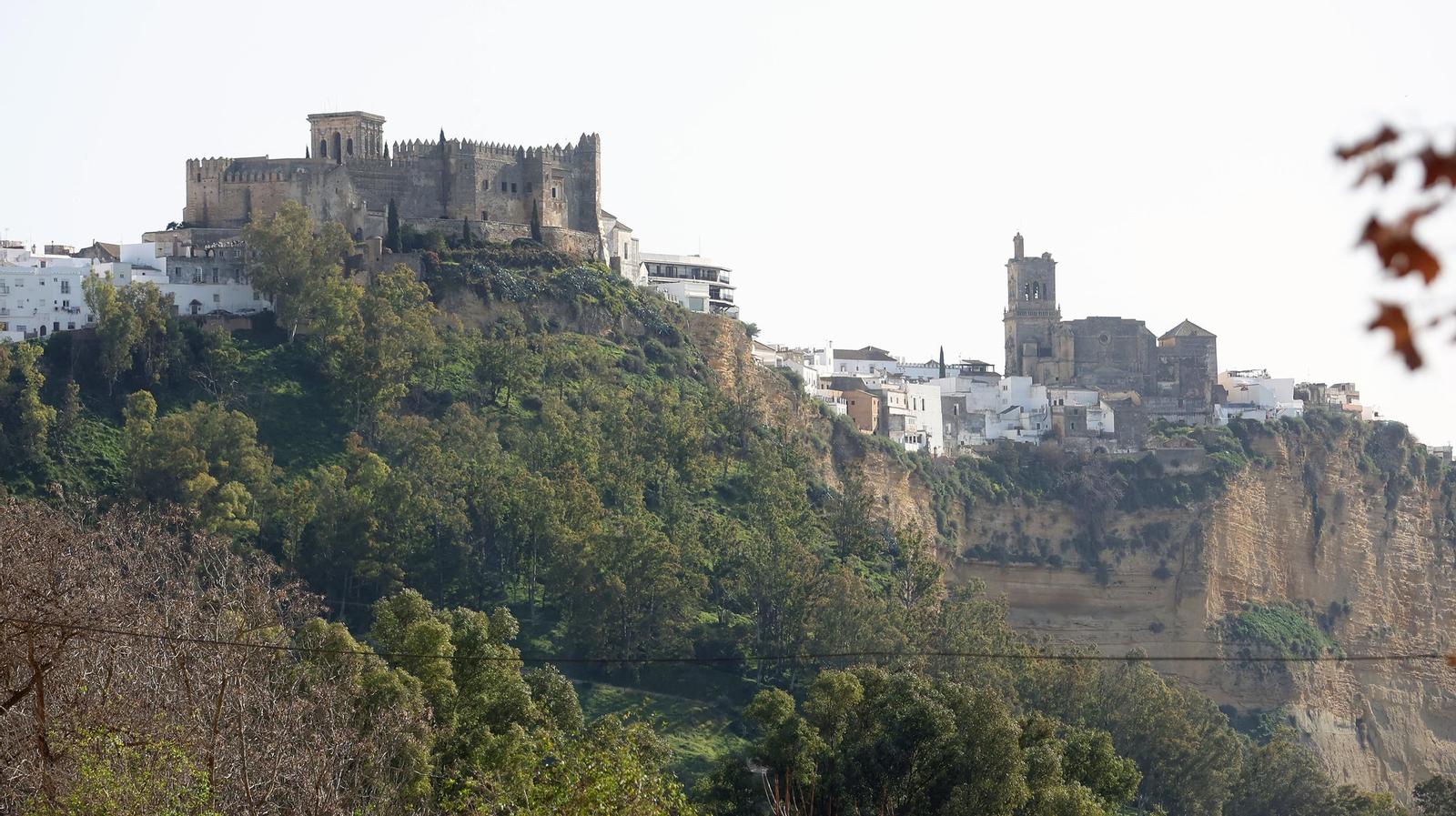 Una vista de Arcos, con su castillo en la cima.