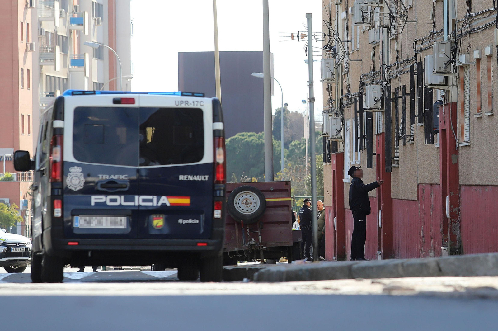 Imágenes del atrincherado que amenazaba con hacer estallar una bombona en el Torrejón, Huelva