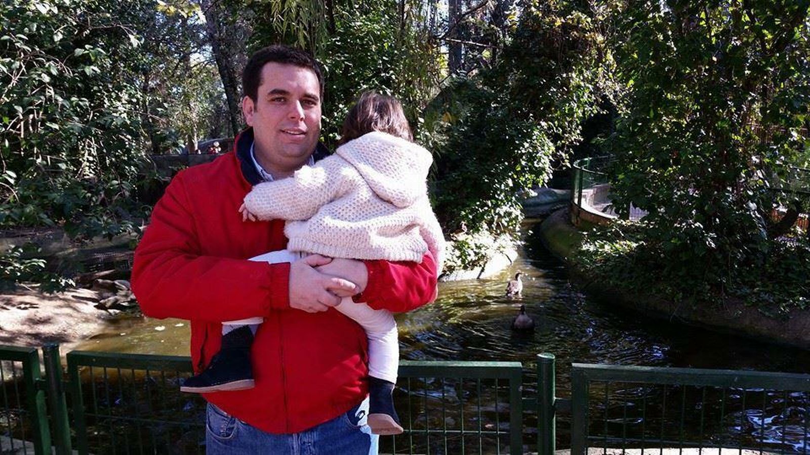 La imagen de su álbum familiar que ha escogido Curro Martínez le muestra en una de sus facetas favoritas, la de “padrazo”, posando con una de sus dos hijas. Si hay algo que no perdona es atender cada noche su llamada, si no está en casa, para darles las buenas noches.