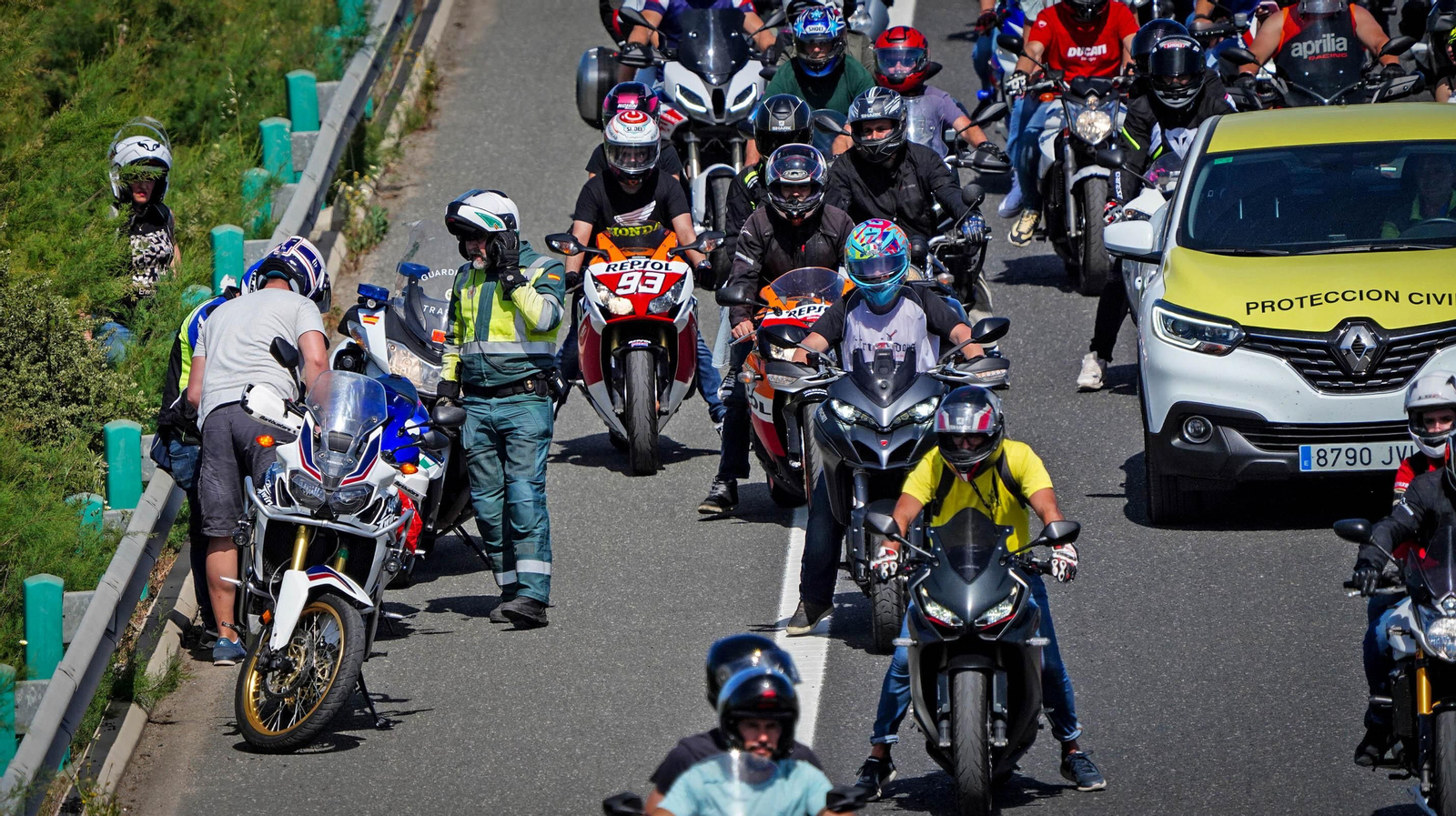 Muchas moteros acuden al Circuito Ángel Nieto de Jerez