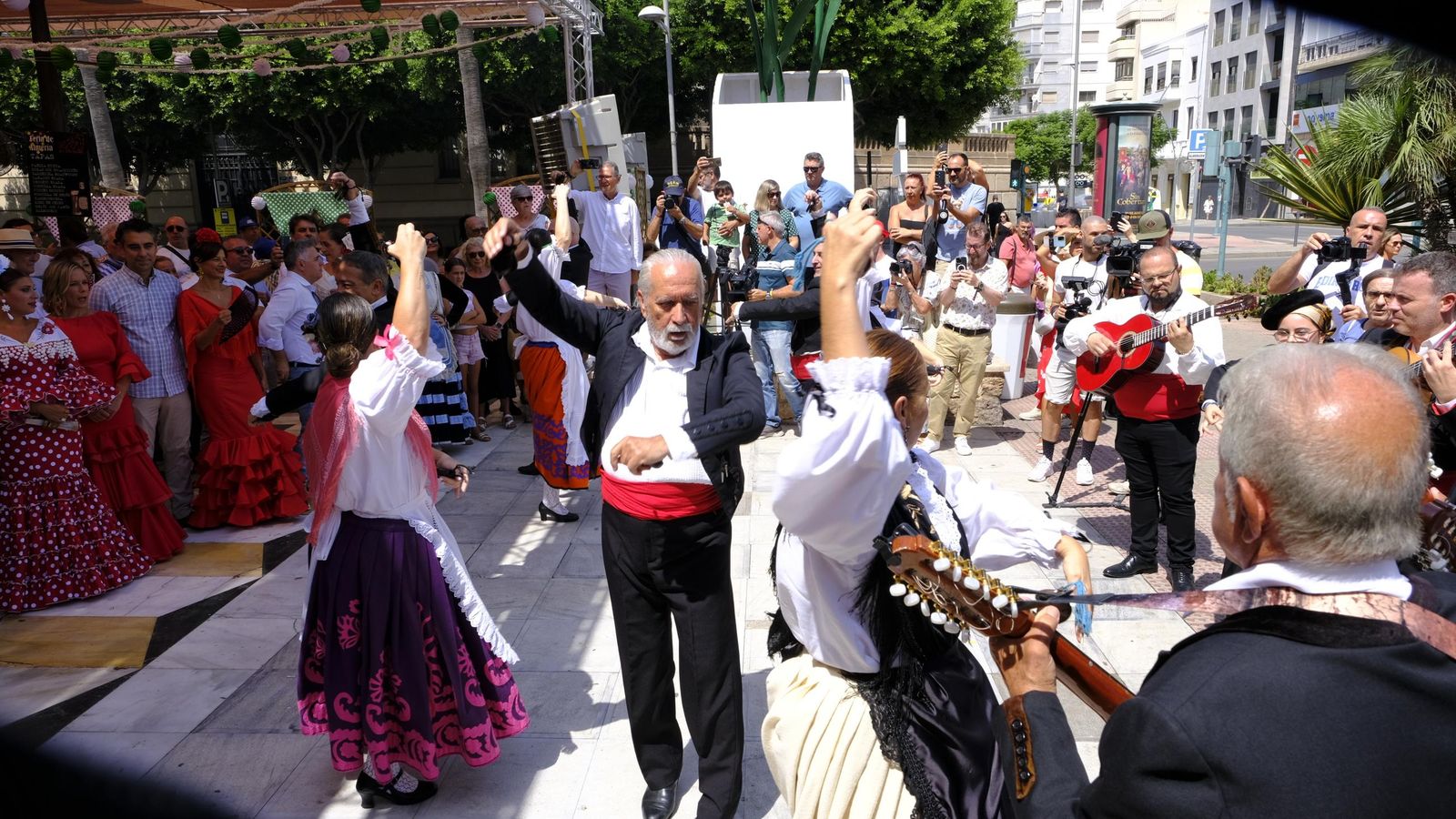 El Grupo de Folclore Municipal Virgen del Mar ha actuado en la feria del mediodía.