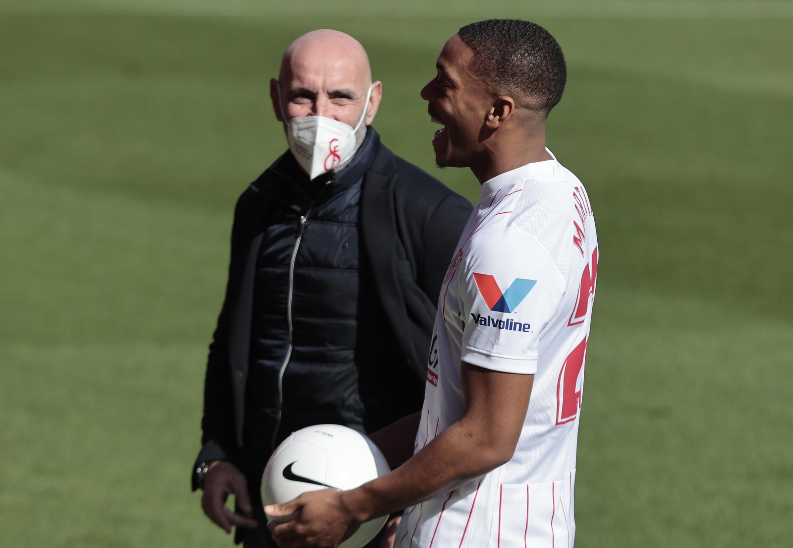 Monchi y Martial sonríen durante su presentación en el Ramón Sánchez-Pizjuán.