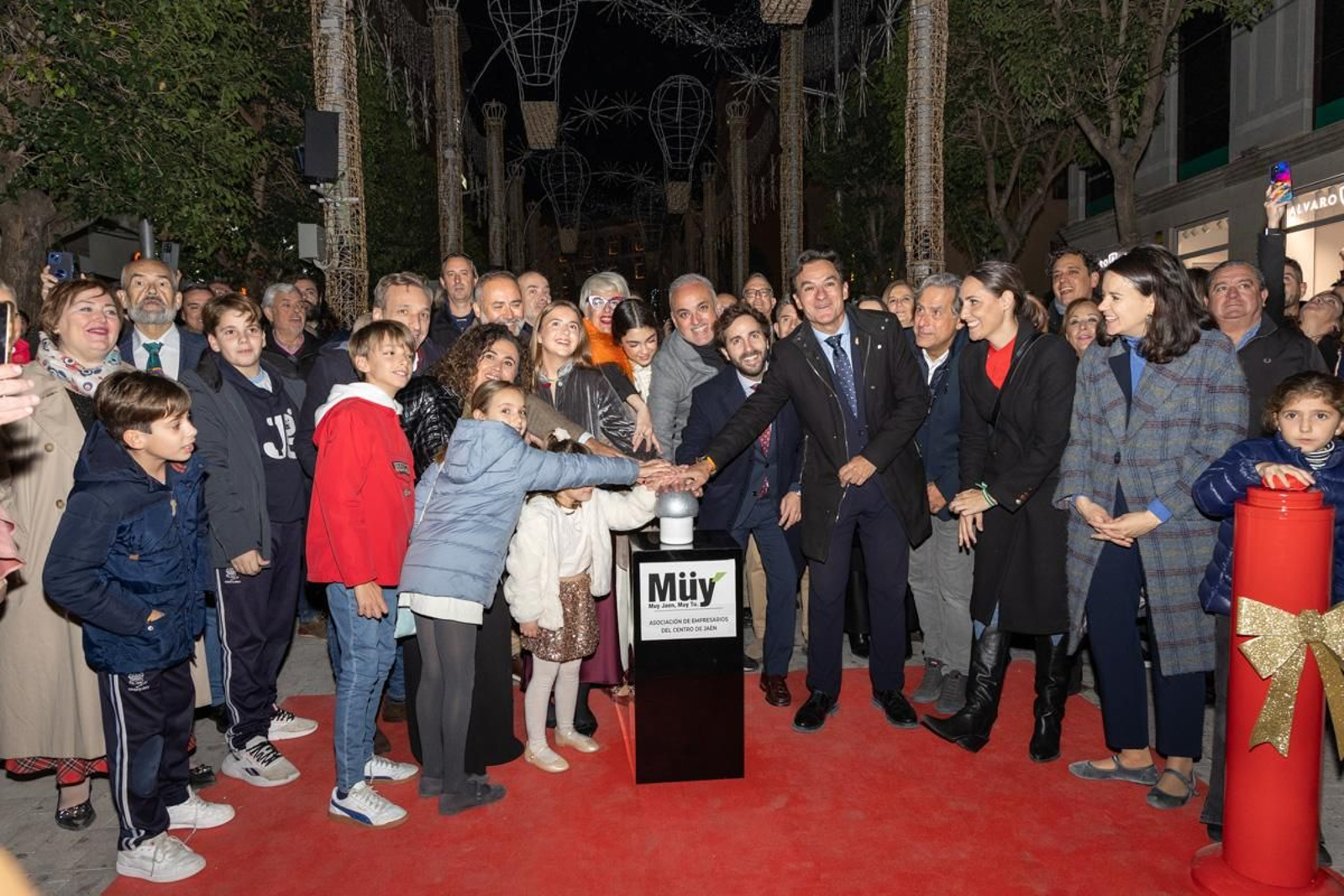 Jaén enciende su Navidad con sus habitantes echados a la calle
