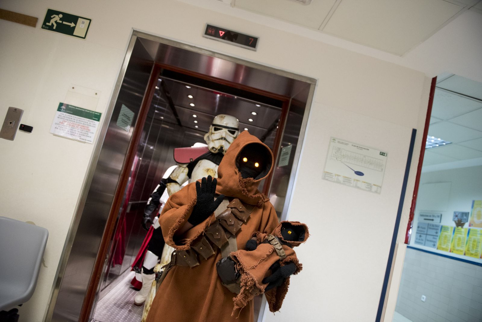La visita de la Legión 501 de 'Star Wars' al Hospital Materno Infantil de Granada, en imágenes