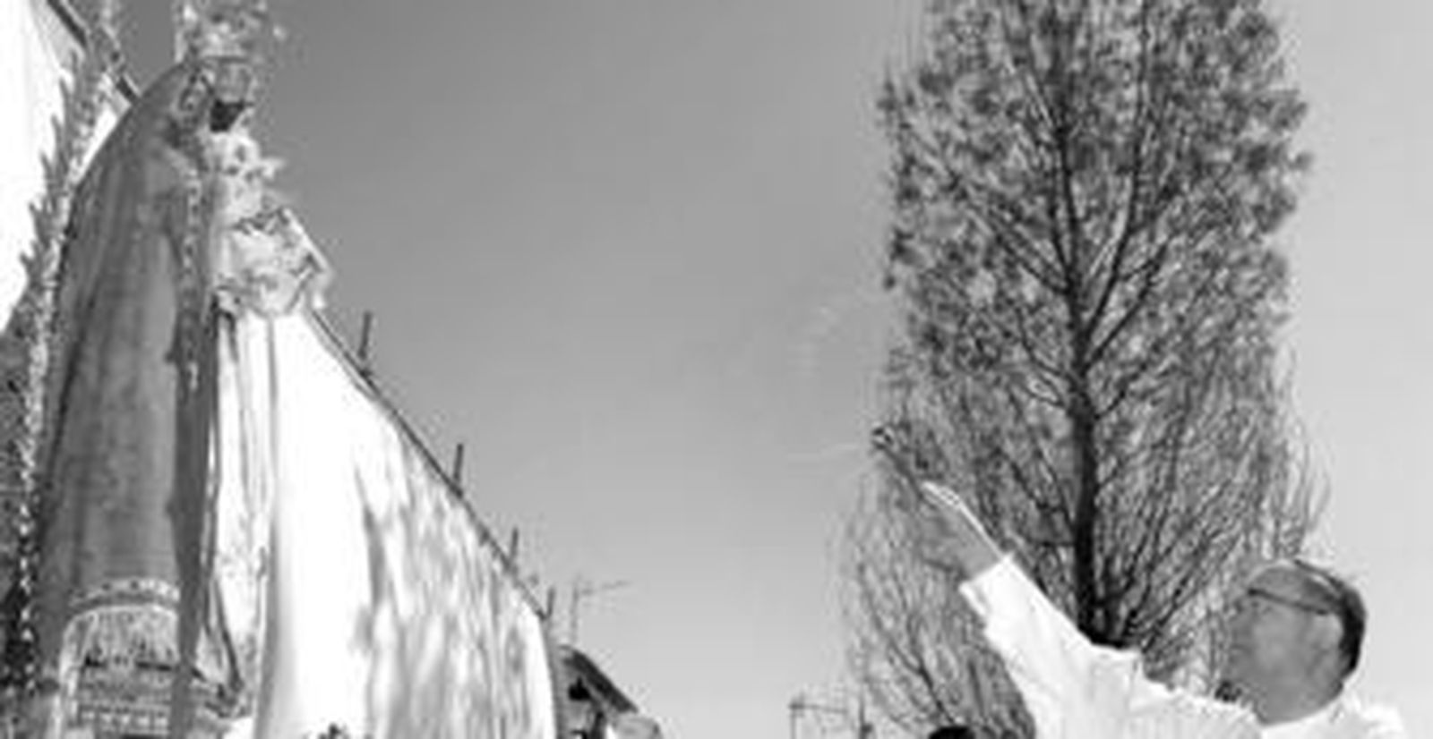 El momento en el que el Obispo bendice a la Virgen de la Cabeza de Monteagud.