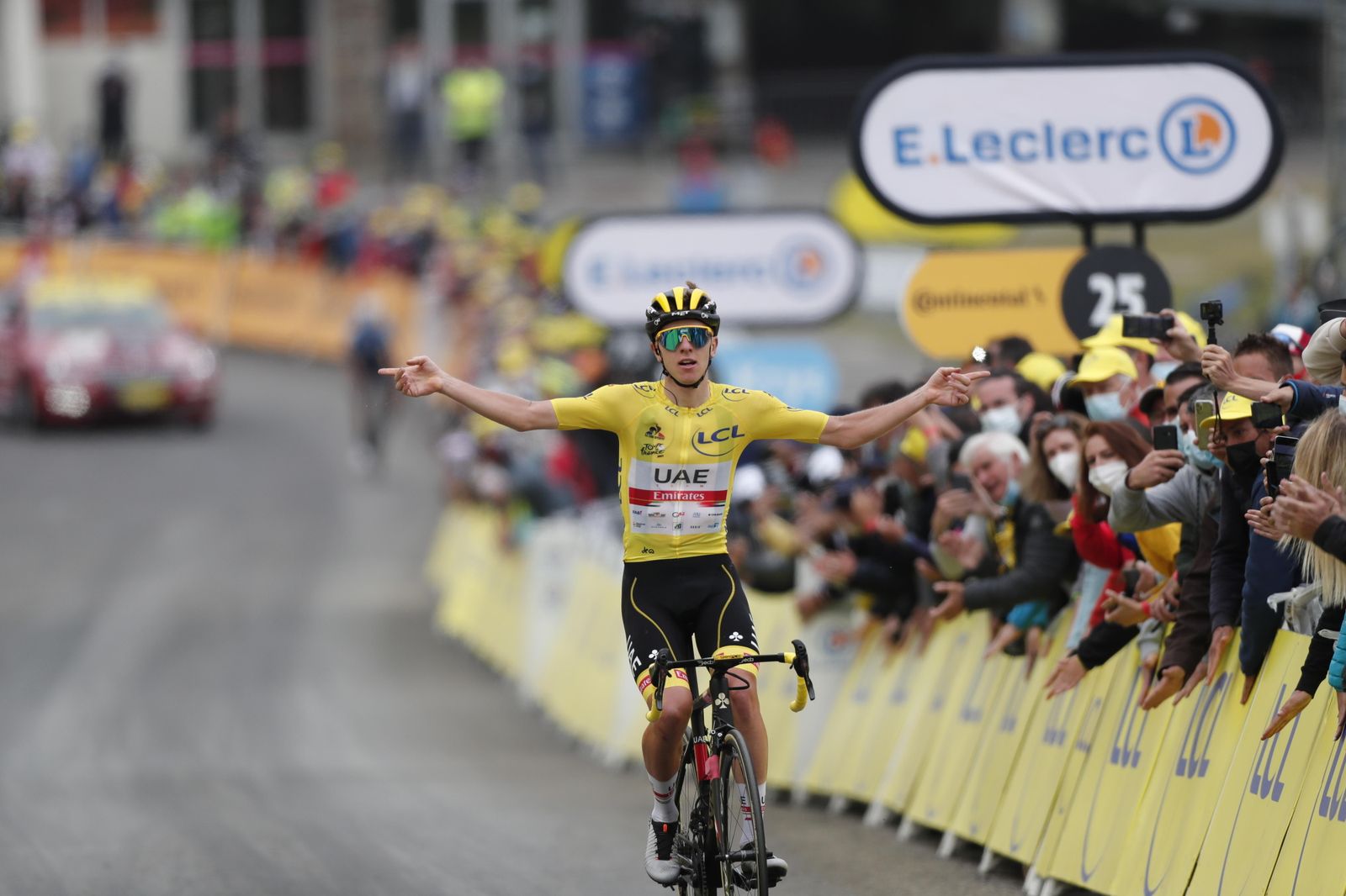 Pogacar llega a meta en la cima de Luz Ardiden