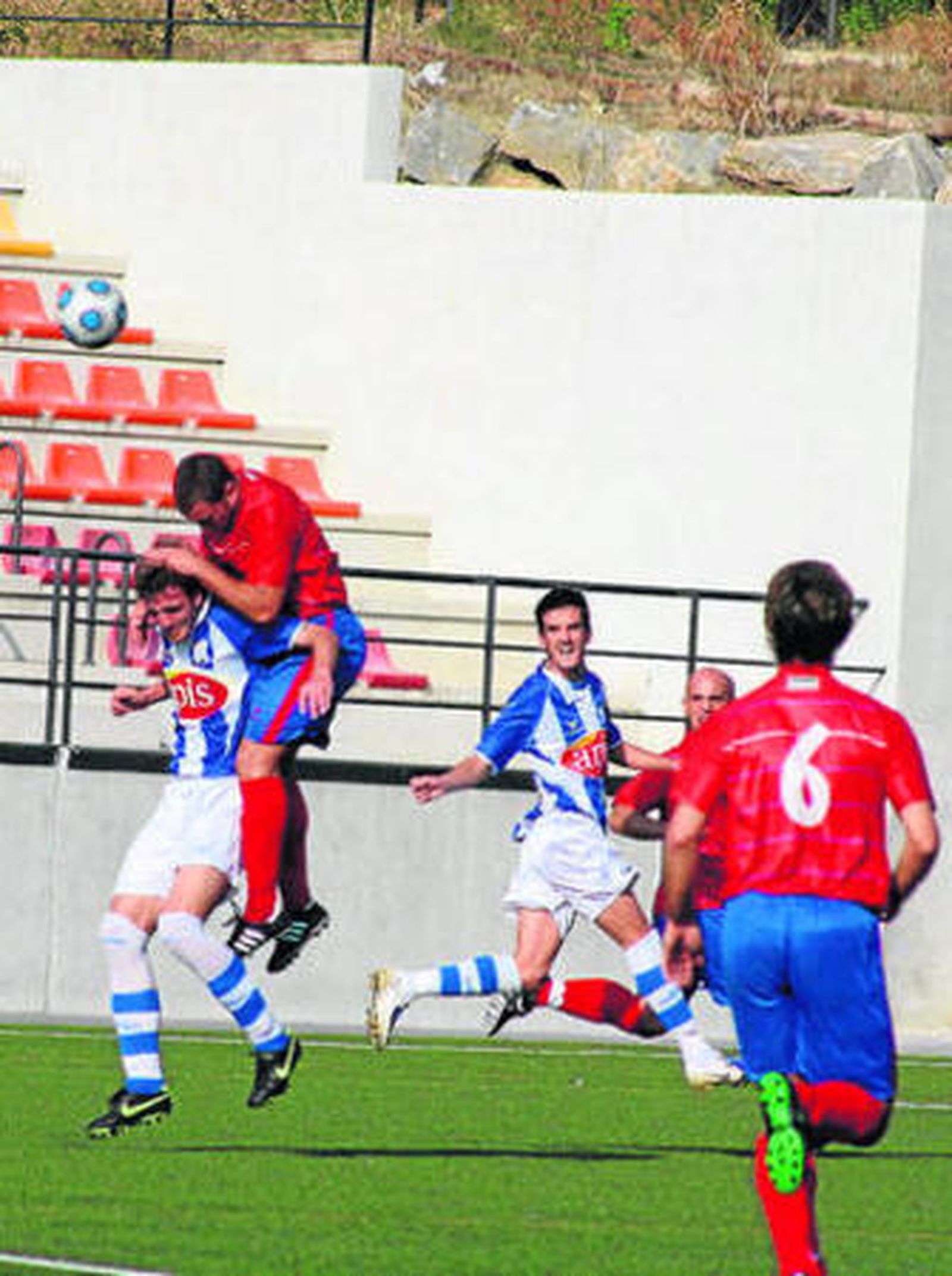 Curro salta con Manu Barreiro, del Jerez Industrial.