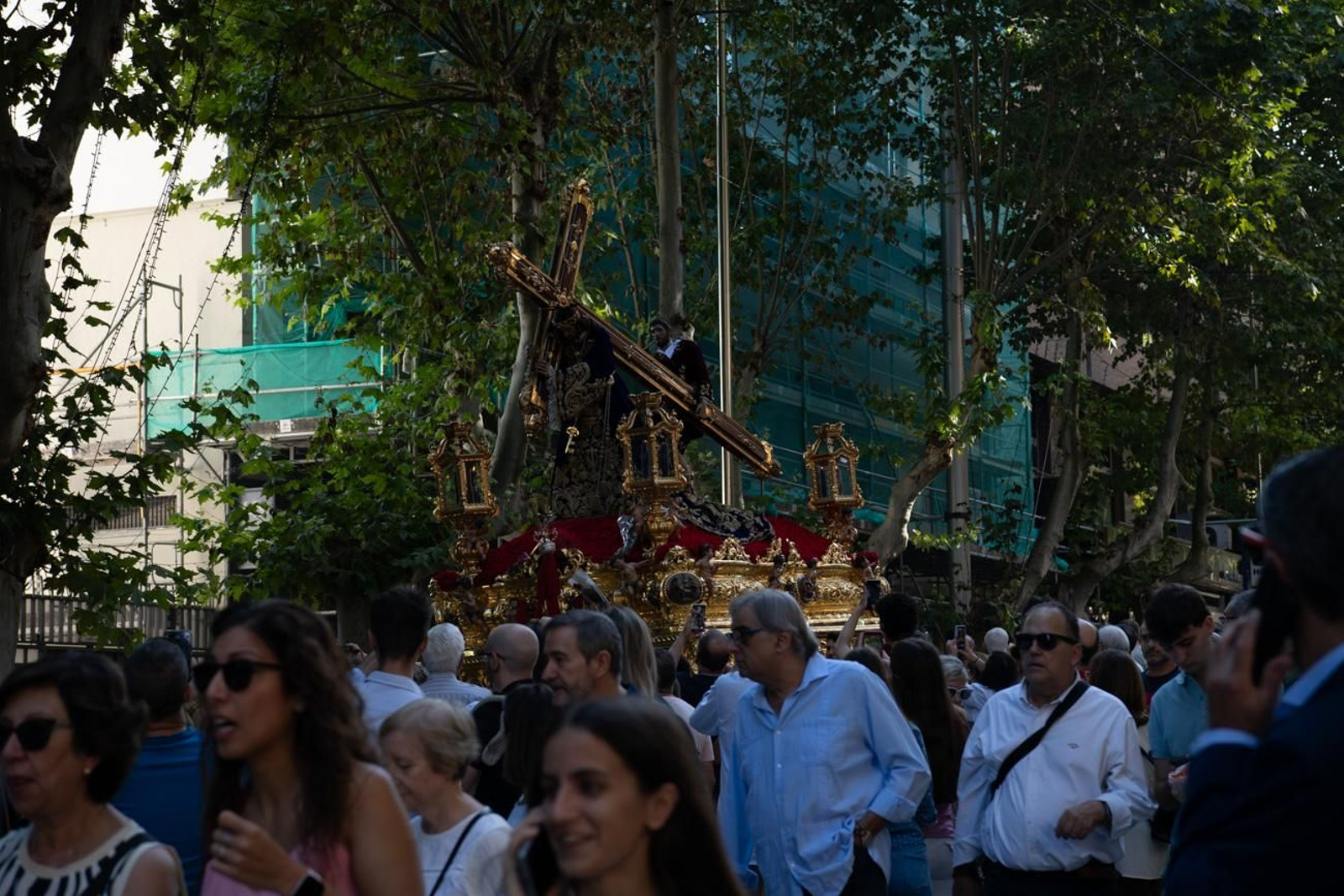 Una marea de devoción inunda Jaén al paso de la Magna, en imágenes