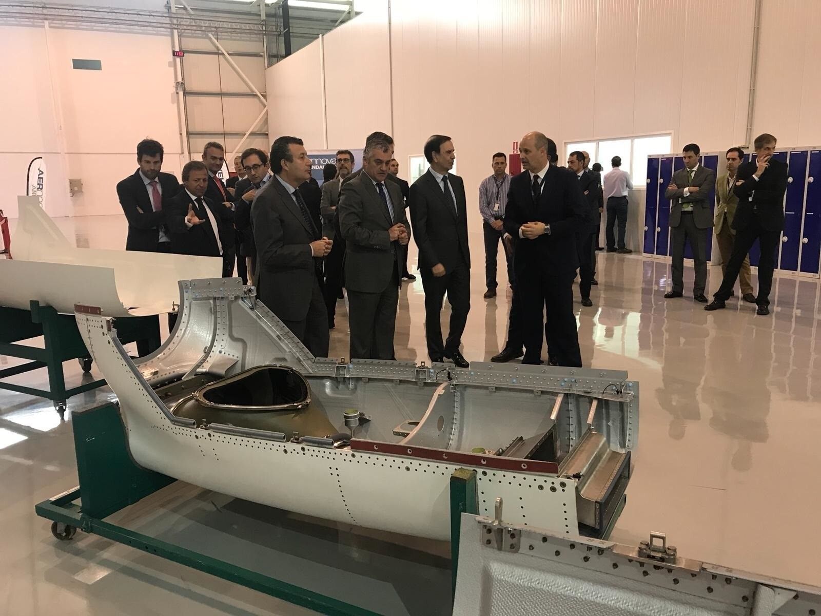 Responsables públicos visitan las instalaciones de Aernnova en Sevilla en 2018