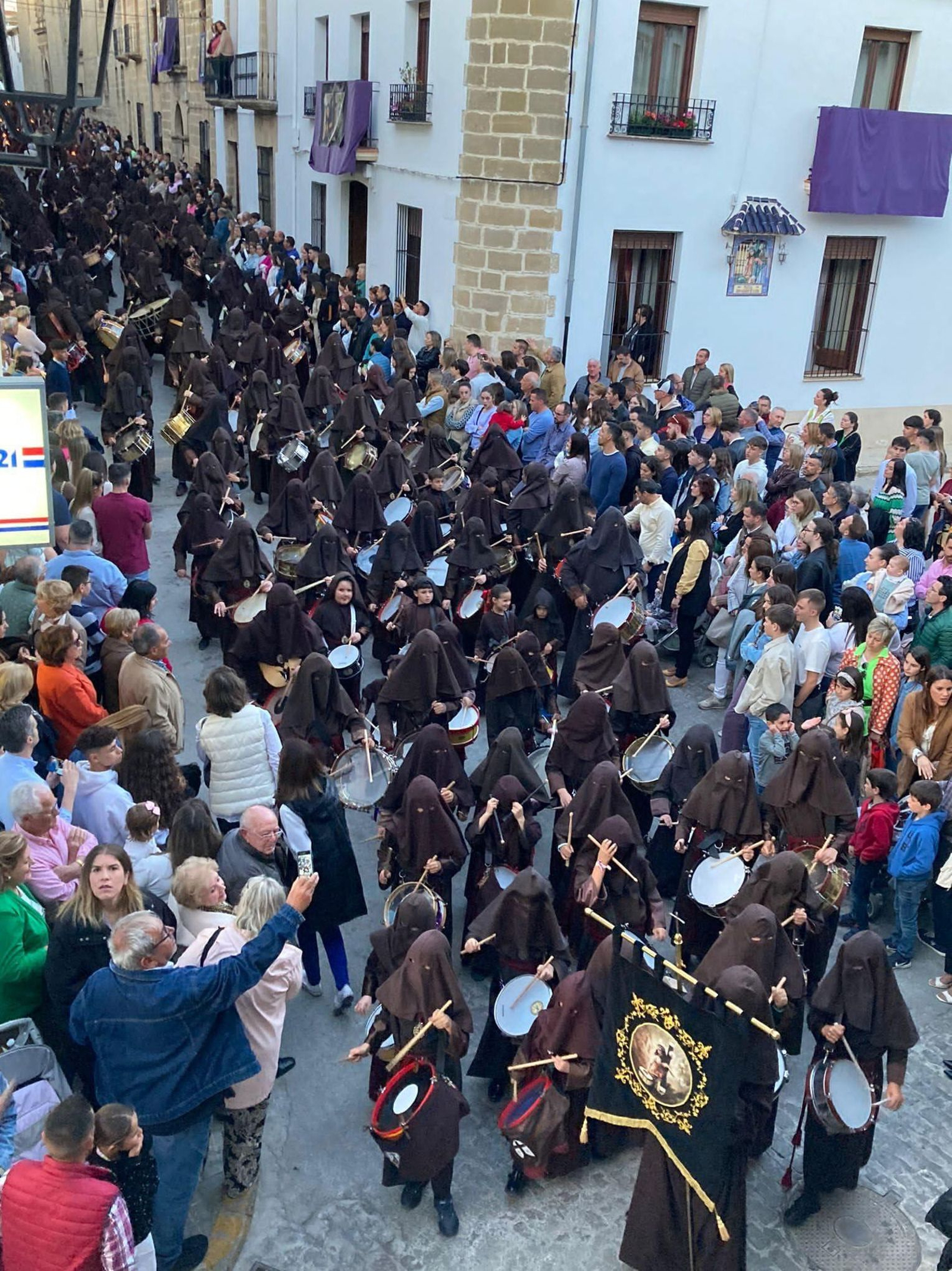 La Tamborrada recorre el centro histórico con el estruendo de percusiones.