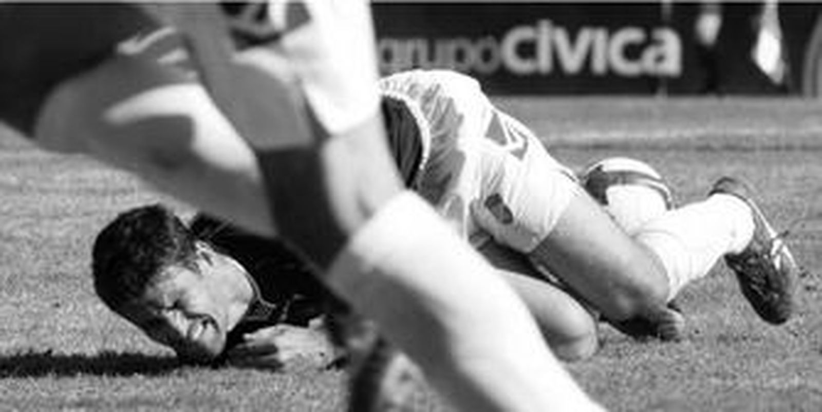 1. Mario Bermejo, con el balón detrás suya, se retuerce de dolor en el maltrecho césped del Rico Pérez tras sufrir la entrada de un rival. 2. Un grupo de aficionados xerecistas, aplaudiendo desde la grada del Rico Pérez. 3. Aythami se marcó un partidazo en campo del líder y fue un seguro de vida para Chema. En la imagen, supera con suficiencia a Fernando Morán y progresa con el balón saliendo del área y ahuyentando el peligro. 4. Momo, mientras le duraron las fuerzas, fue un incordio por la banda izquierda para Ruz, que en la imagen mete un rodillazo al canario para evitar que se le escape. 5. El mal estado del terreno de juego jugó en contra, sobre todo, de Emilio Viqueira, que no brilló como en anteriores ocasiones. En la imagen, el gallego lanza una falta que estrellaría en la barrera. fotos: agencia l.o.f.