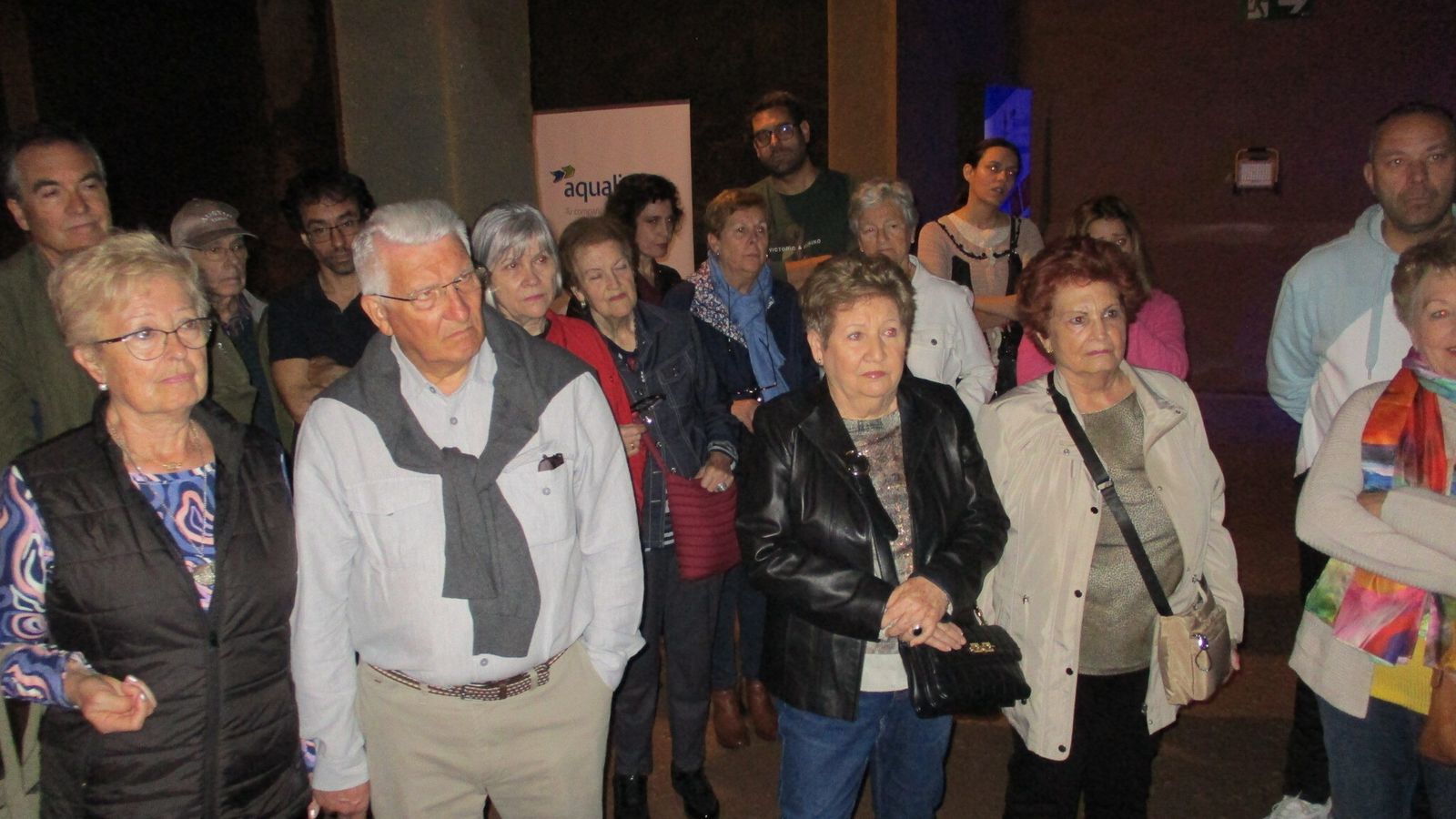 Distintos grupos de visitantes al interior  atentos a la explicación del guía y tomando fotos.