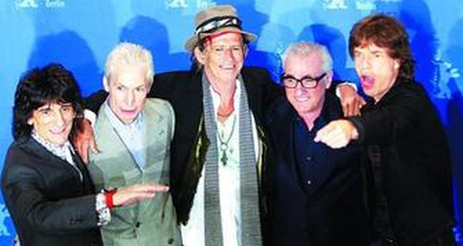 Scorsese posa con los Rolling Stones flanqueado por Keith Richards y Mike Jagger.