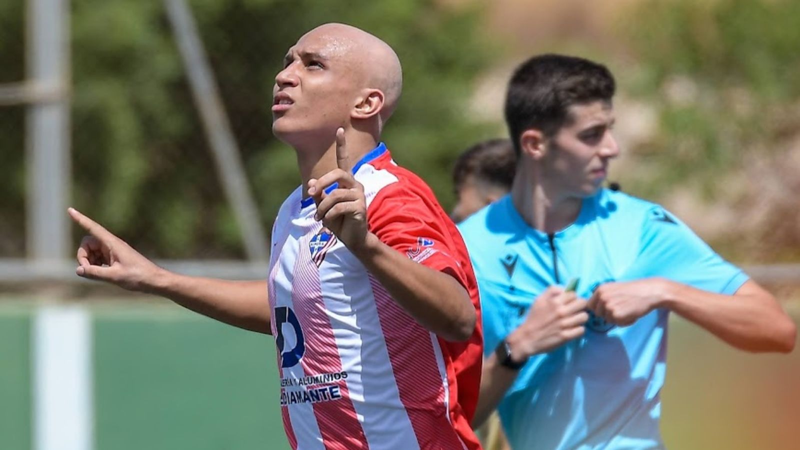 Hamza celebra el primer tanto de la temporada de los almerienses.