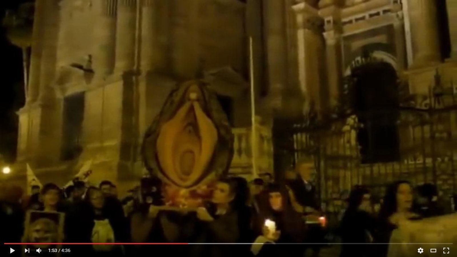 Algunas procesiones, ciertamente, nunca debieron celebrarse; pero que ofendieran o no es un asunto distinto. Algunas procesiones, ciertamente, nunca debieron celebrarse; pero que ofendieran o no es un asunto distinto.