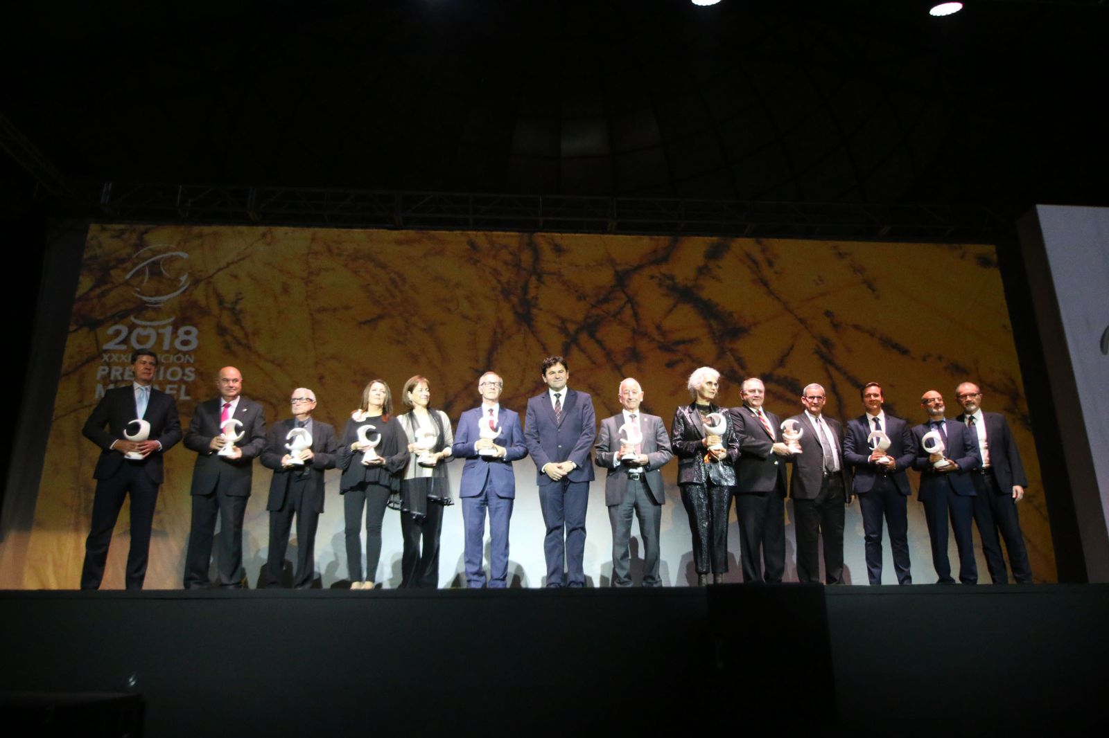 El máximo responsable de los empresarios del mármol, Antonio Sánchez, en el centro, preside la 'foto de familia' de la gala de entrega de los XXXII Premios Macael, con todos los galardonados.