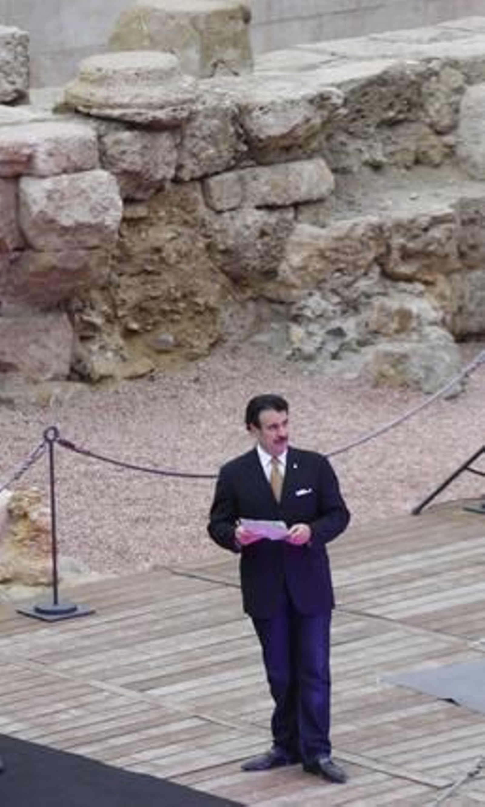 Las gradas del coliseo estrenaron aforo ante unos 400 invitados a un acto simbólico como la guitarra de Daniel Casares y el predicado de Carlos Álvarez como reclamo

Foto: Sergio Camacho