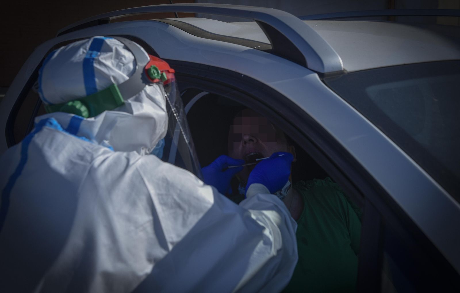 Realización de un test PCR en Sevilla.