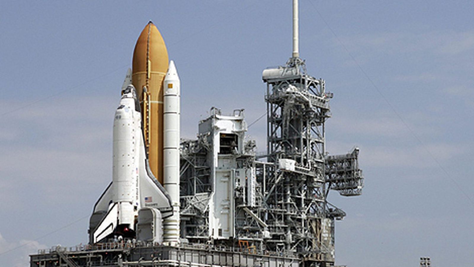 El Discovery, en la plataforma de lanzamiento de Cabo Cañaveral en 2005.