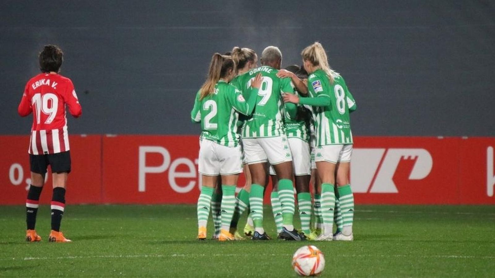 Las jugadoras béticas celebran el gol de Asantewaa en Lezama.