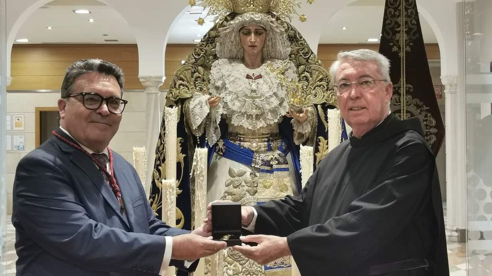 Momento de la reposición de la Granada de Oro