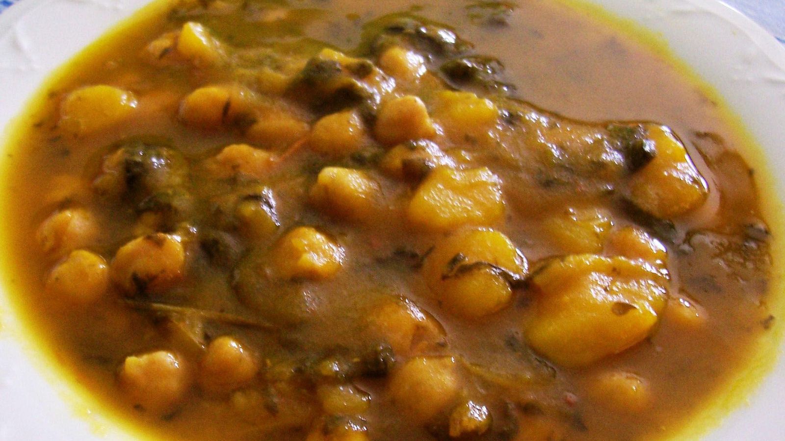 Un plato de garbanzos con acelgas.