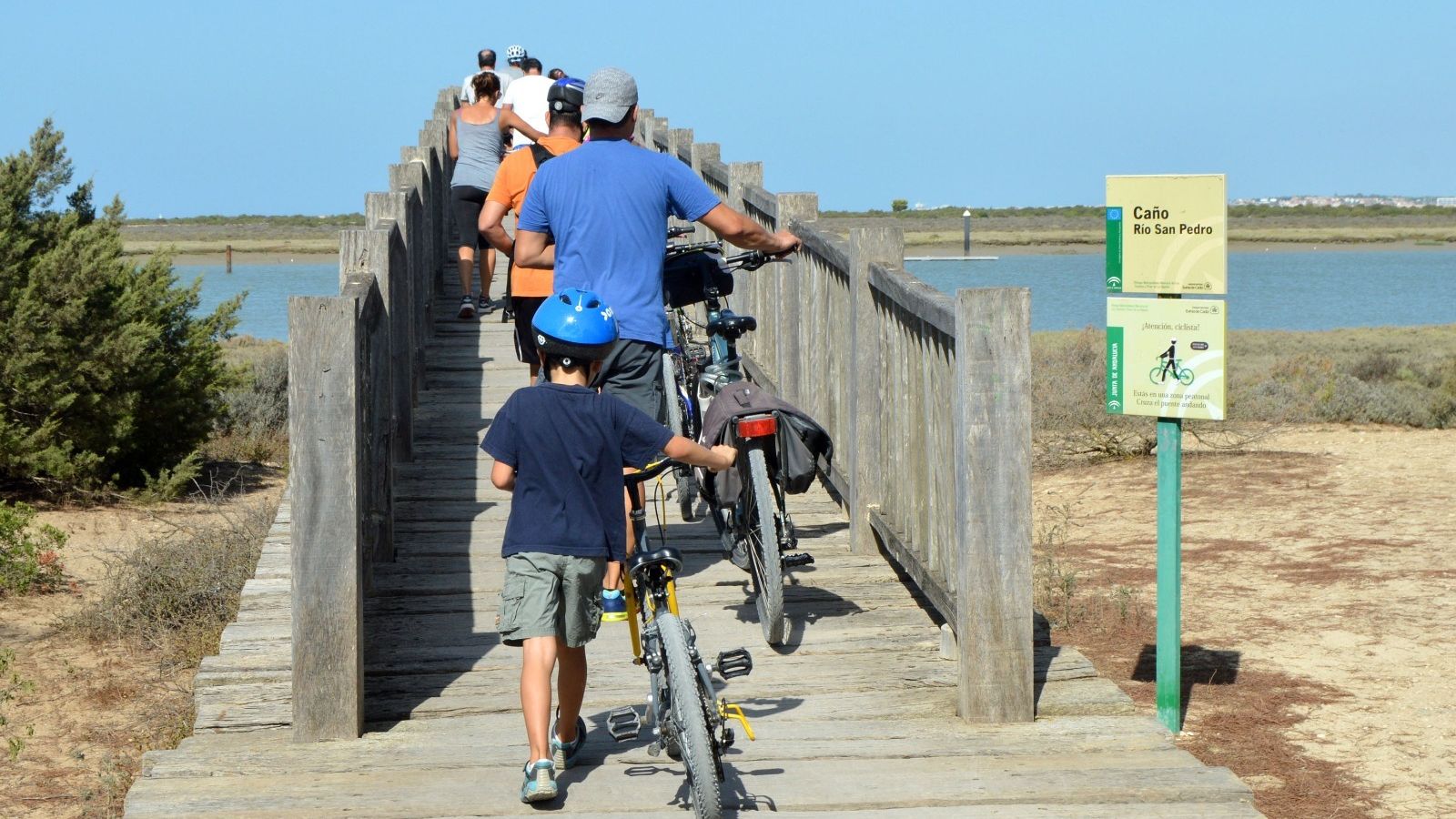 El puente que salva el río de San Pedro se ha reabierto tras permanecer dos meses cerrado.