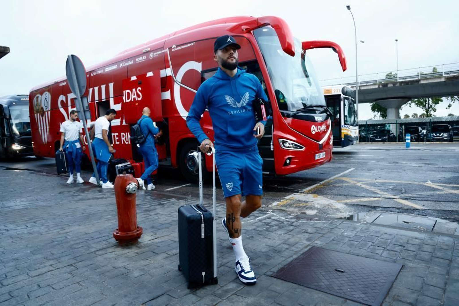 Gudelj, en la salida del Sevilla hacia Copenhague.