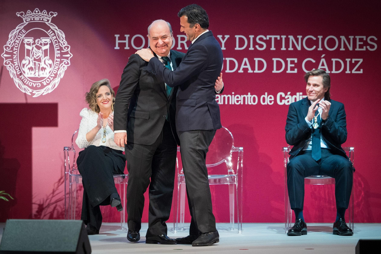 Pelayo el de El Terraza, felicitado por el alcalde, Bruno García.