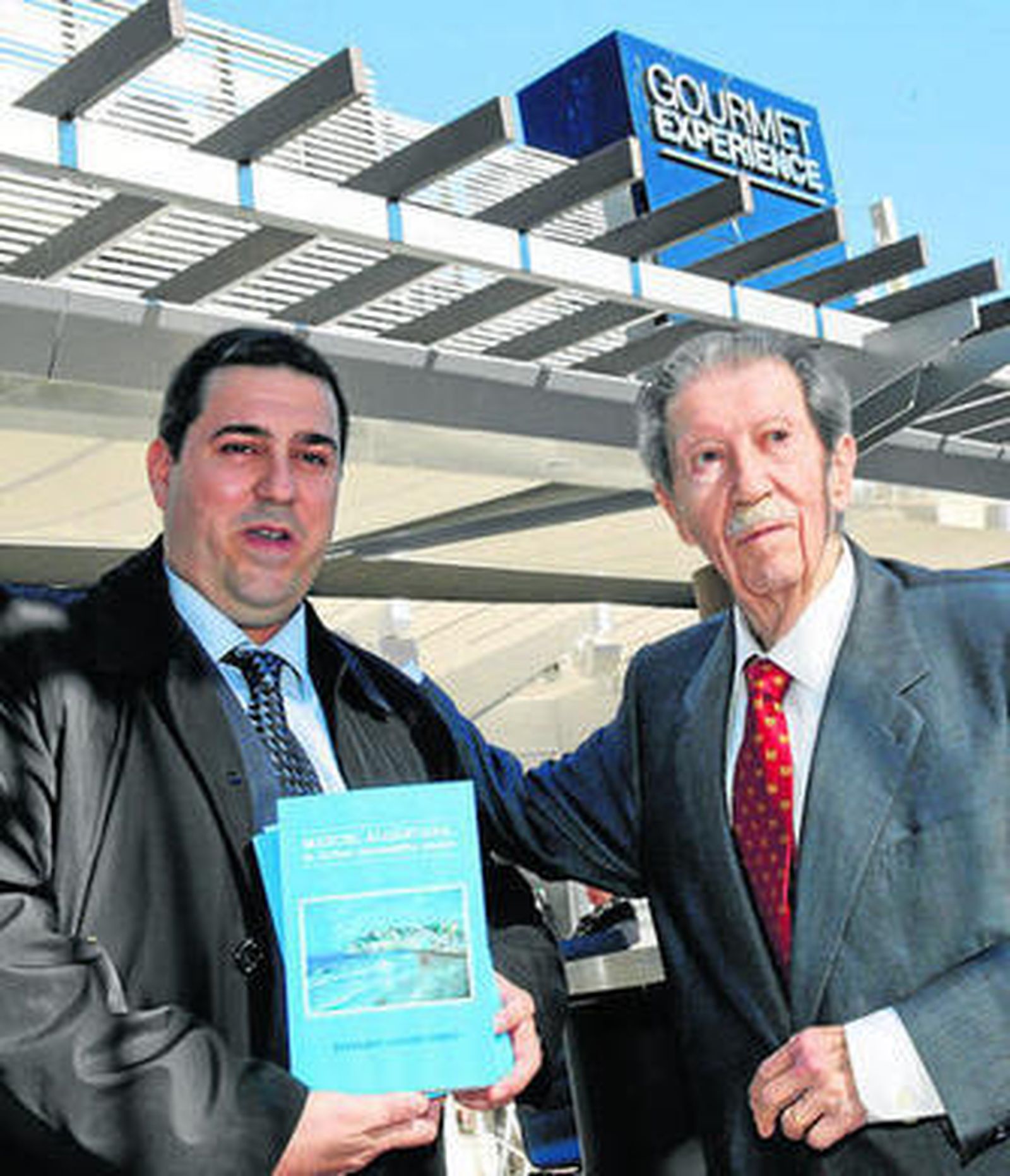 Fernando Sánchez Gómez y Manuel Alcántara, ayer, en la presentación.
