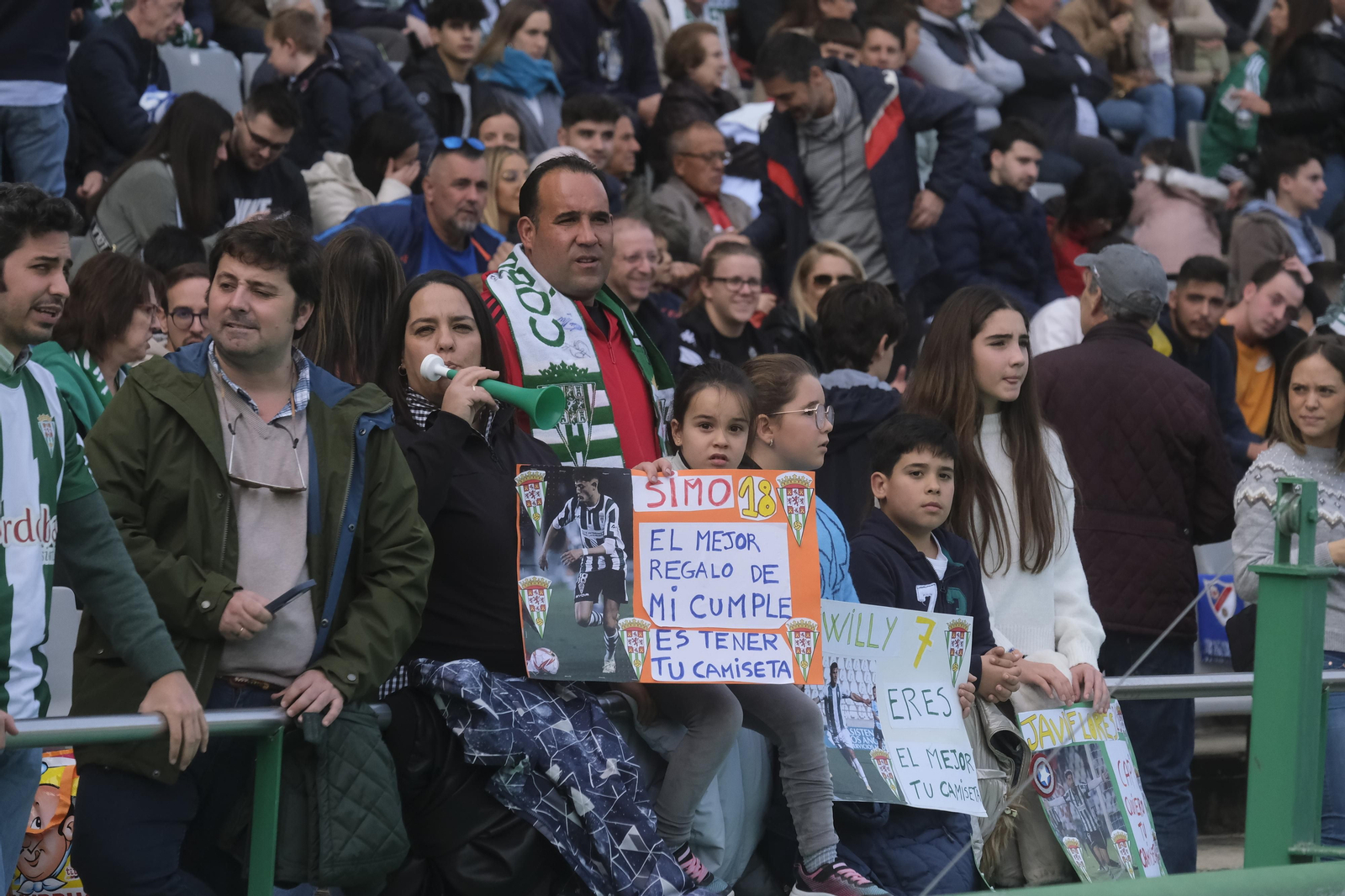 Las imágenes del ambiente en las gradas de El Arcángel en el Córdoba CF - Linares