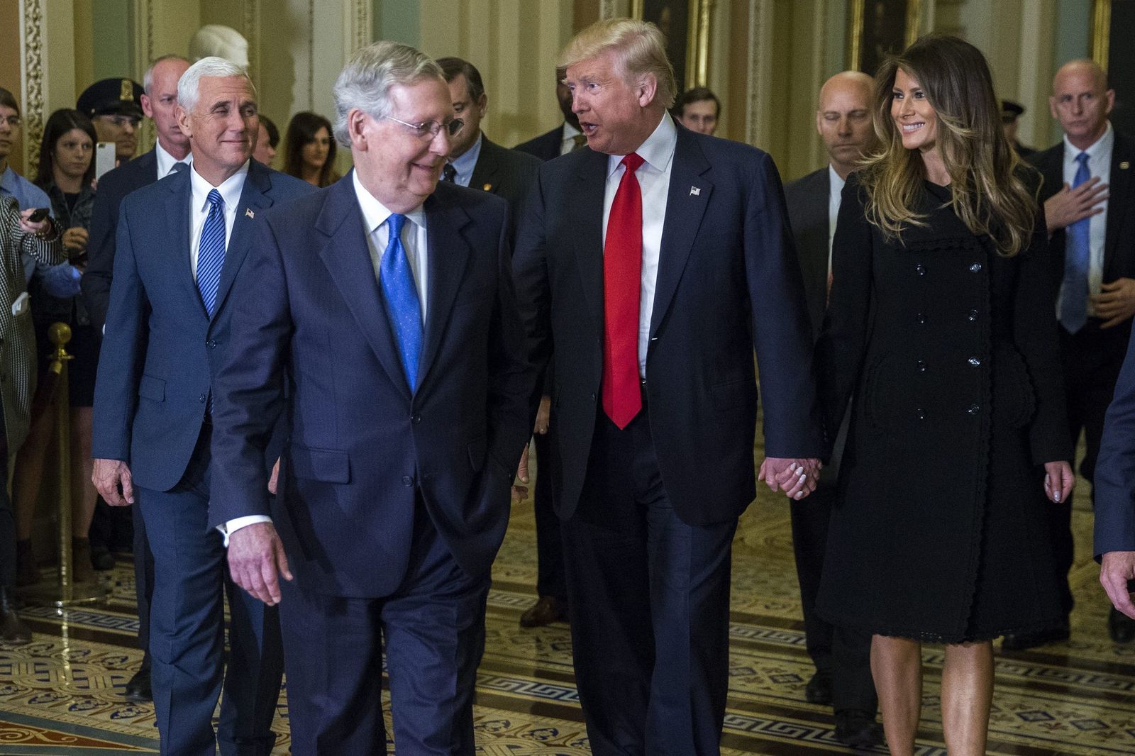 Pence, primero por la izquierda, habla con Trump.