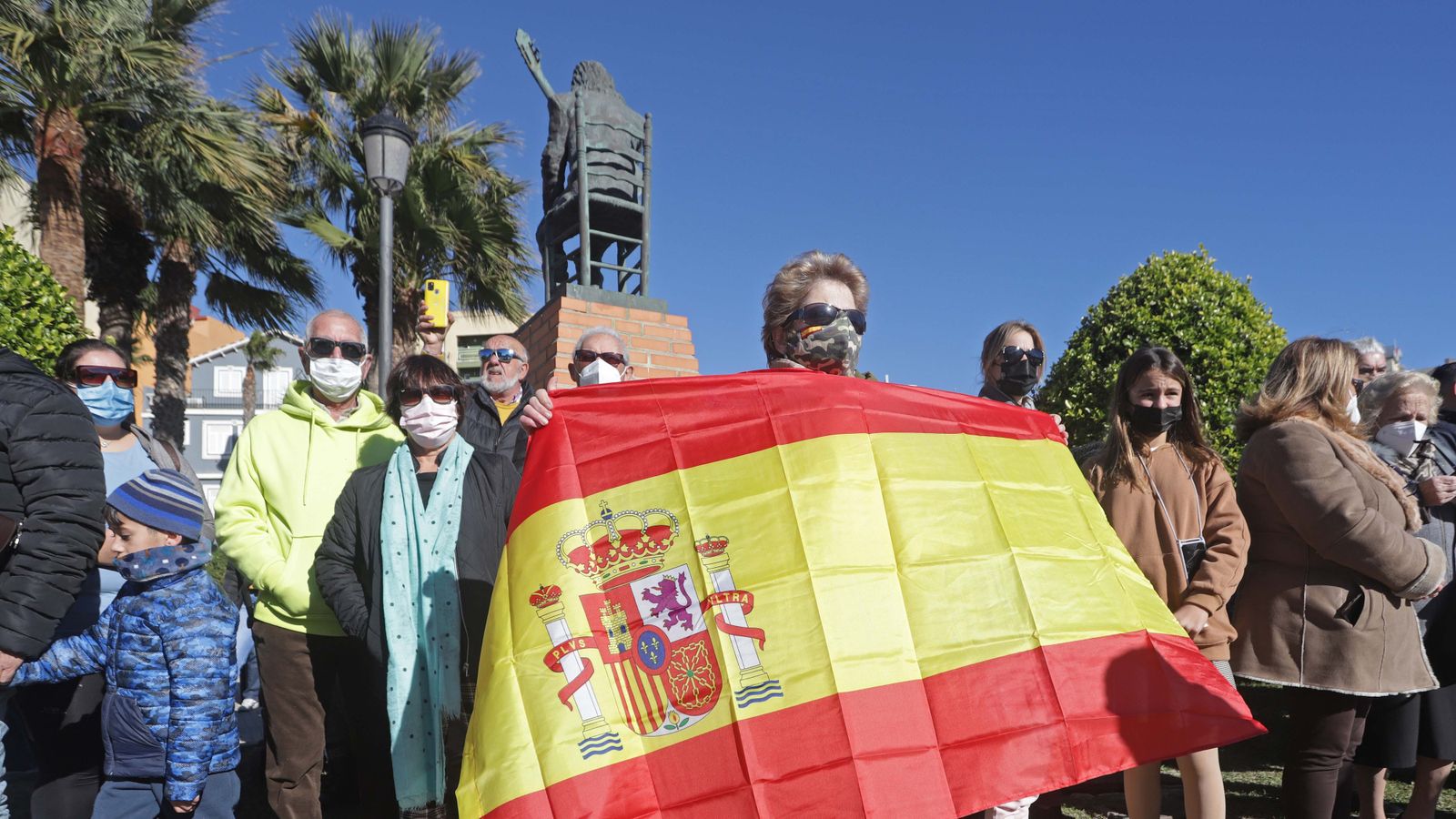 Fotos del izado de la bandera de España en La Línea