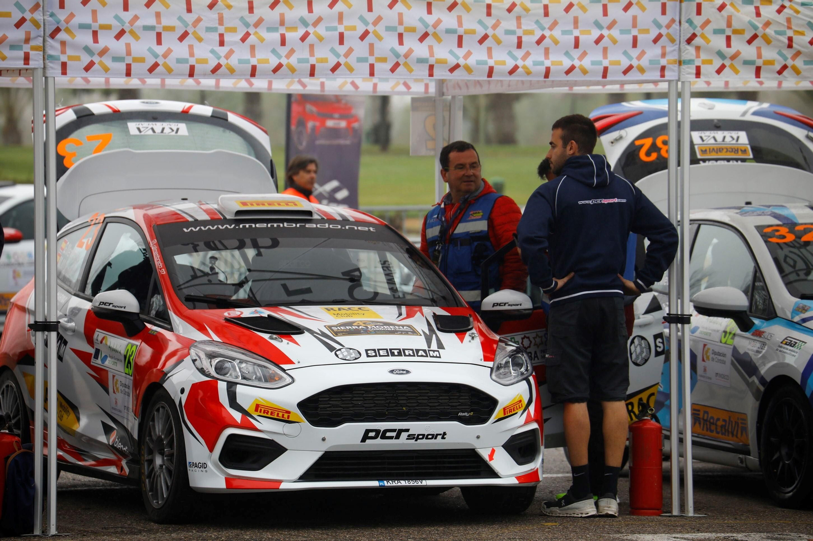 Rallye Sierra Morena 2023: Los pilotos ya preparan sus vehículos en El Arenal