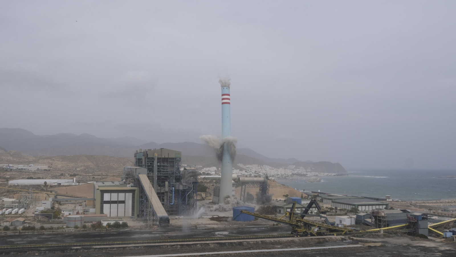 El derribo de la Torre Litoral de Endesa en Carboneras, en imágenes