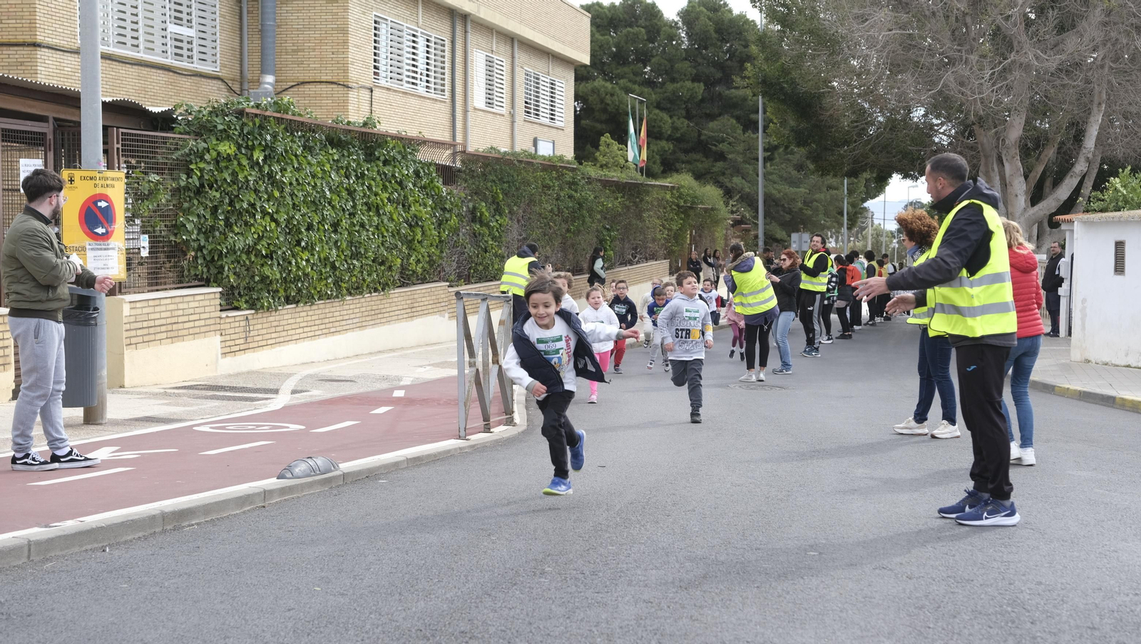 Imágenes de la carrera infantil contra el cáncer en el CEIP Francisco de Goya