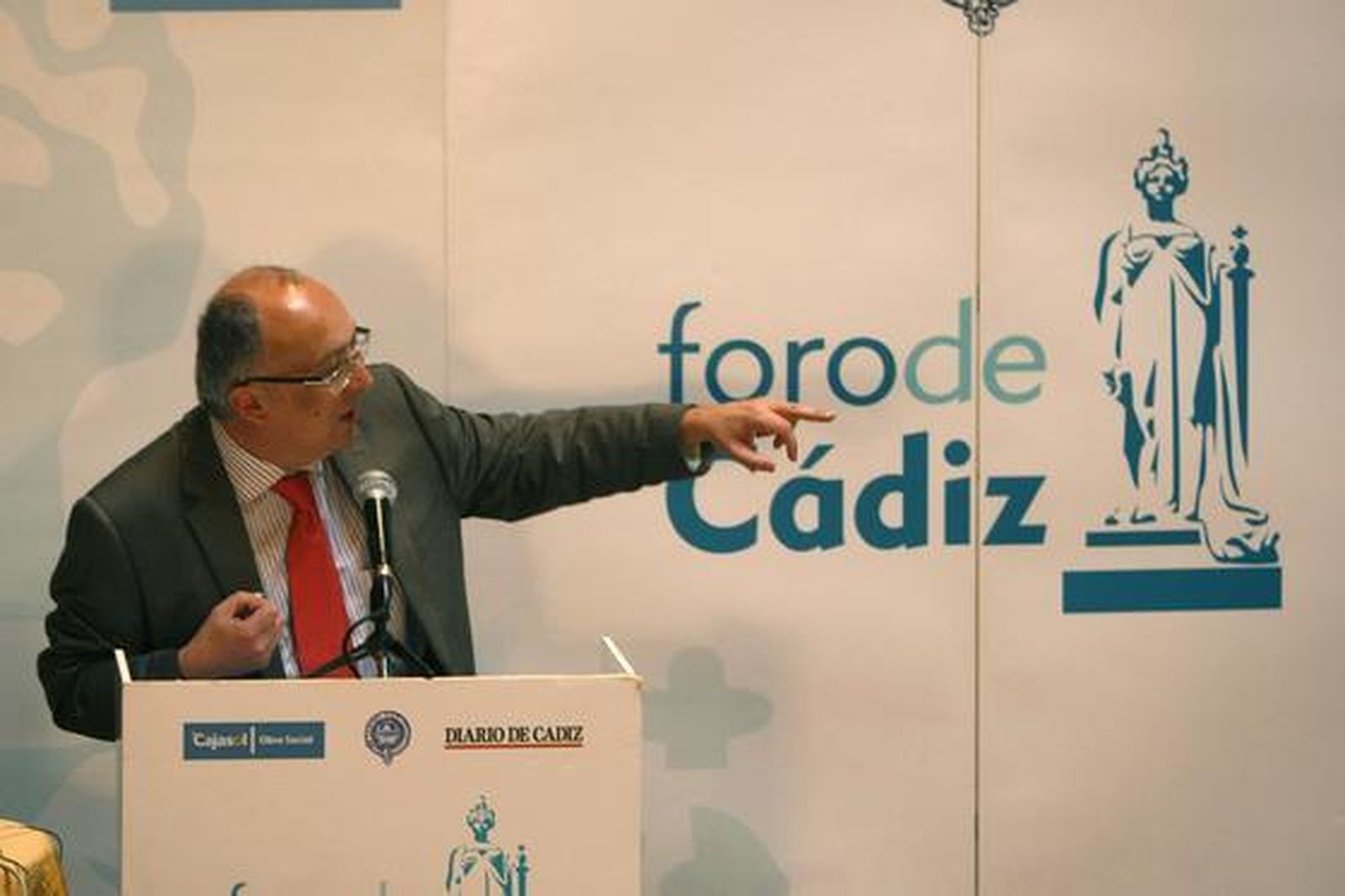 Fernando González Laxe, durante su intervención de ayer en el Foro de Cádiz.  Foto: Jose Braza