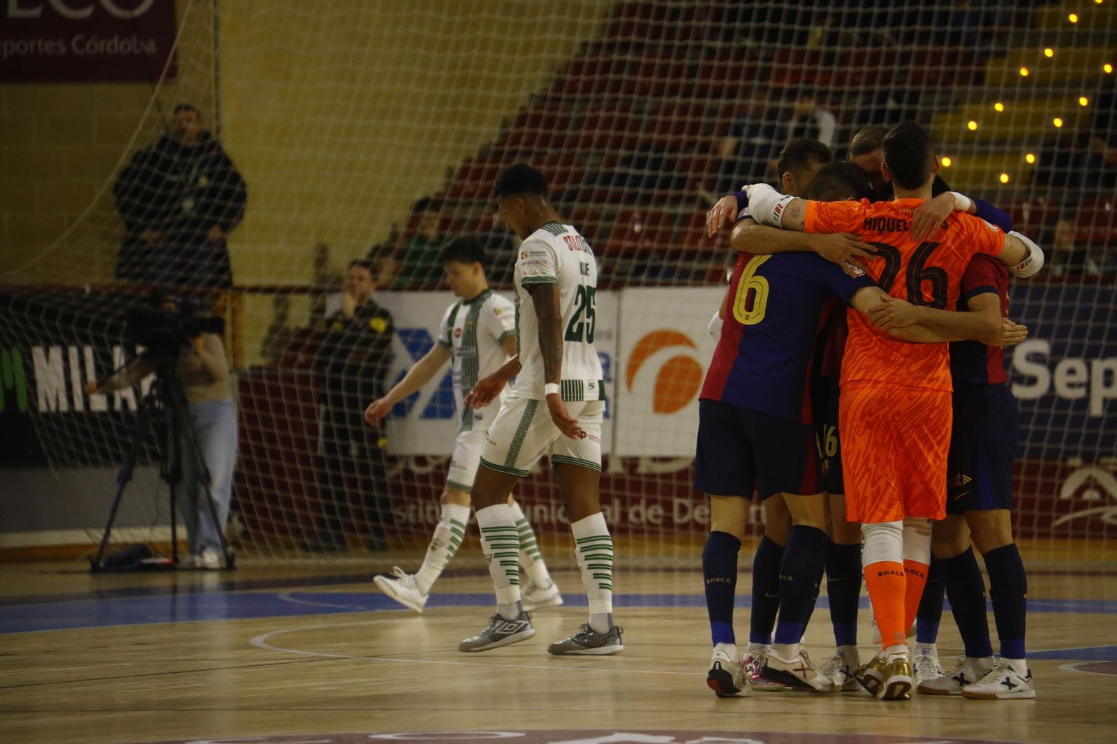 Las mejores fotos del ambiente en Vista Alegre para el Córdoba Futsal - Barça