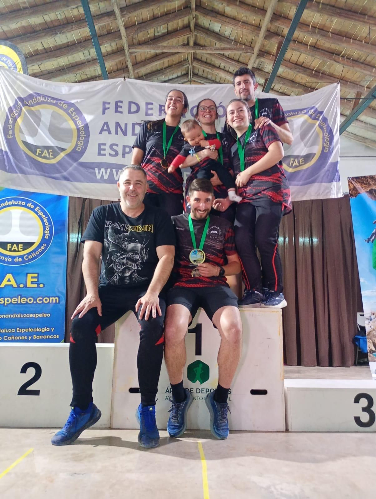 Equipo villacarrillense en el podio.