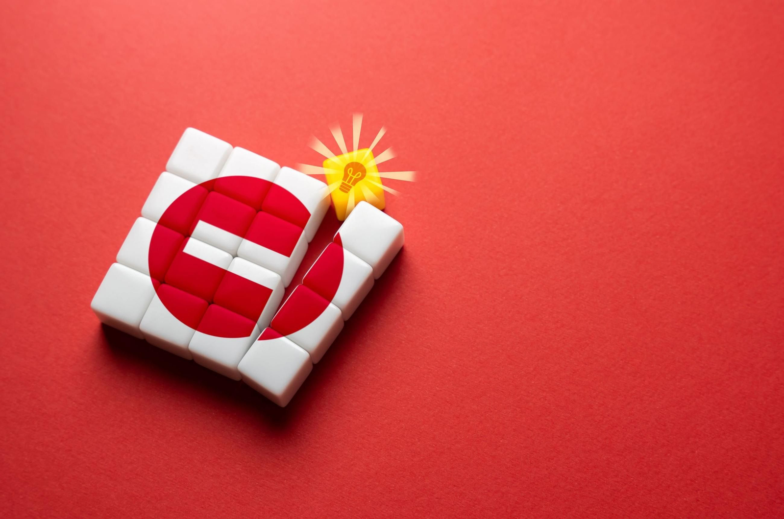 Una bombilla parte un cartel con una señal de prohibido.