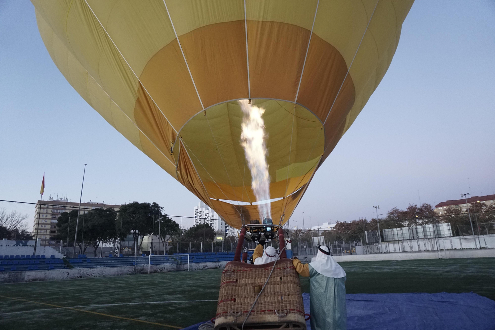Fotos del heraldo de los Reyes Magos surcando los cielos de Sevilla