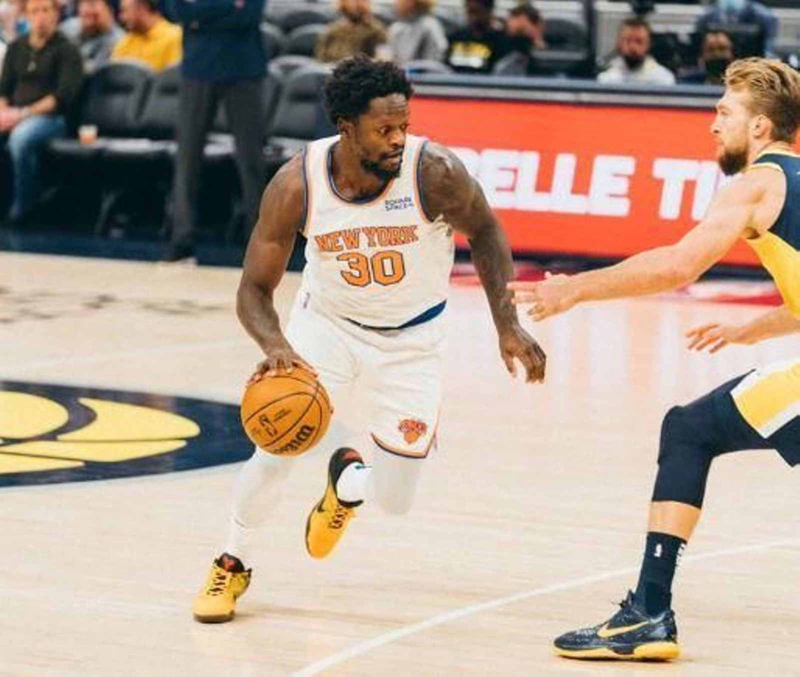 Randle ataca a Sabonis en una acción del partido.